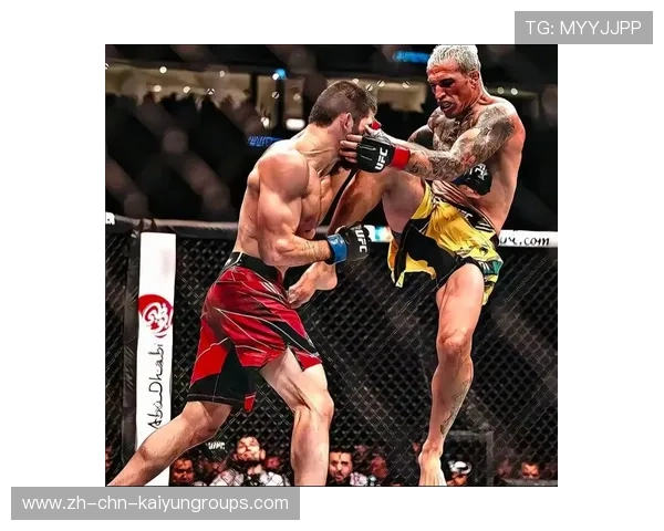 UFC拳手满脸鲜血仍坚持战斗：血性格斗背后的钢铁意志